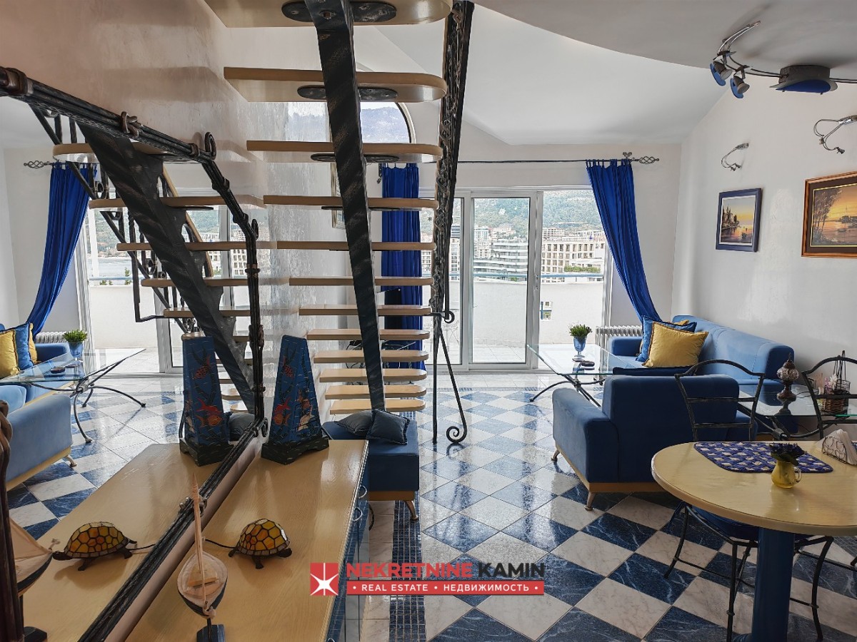 Trosoban dupleks stan sa pogledom na more i Stari grad, Budva